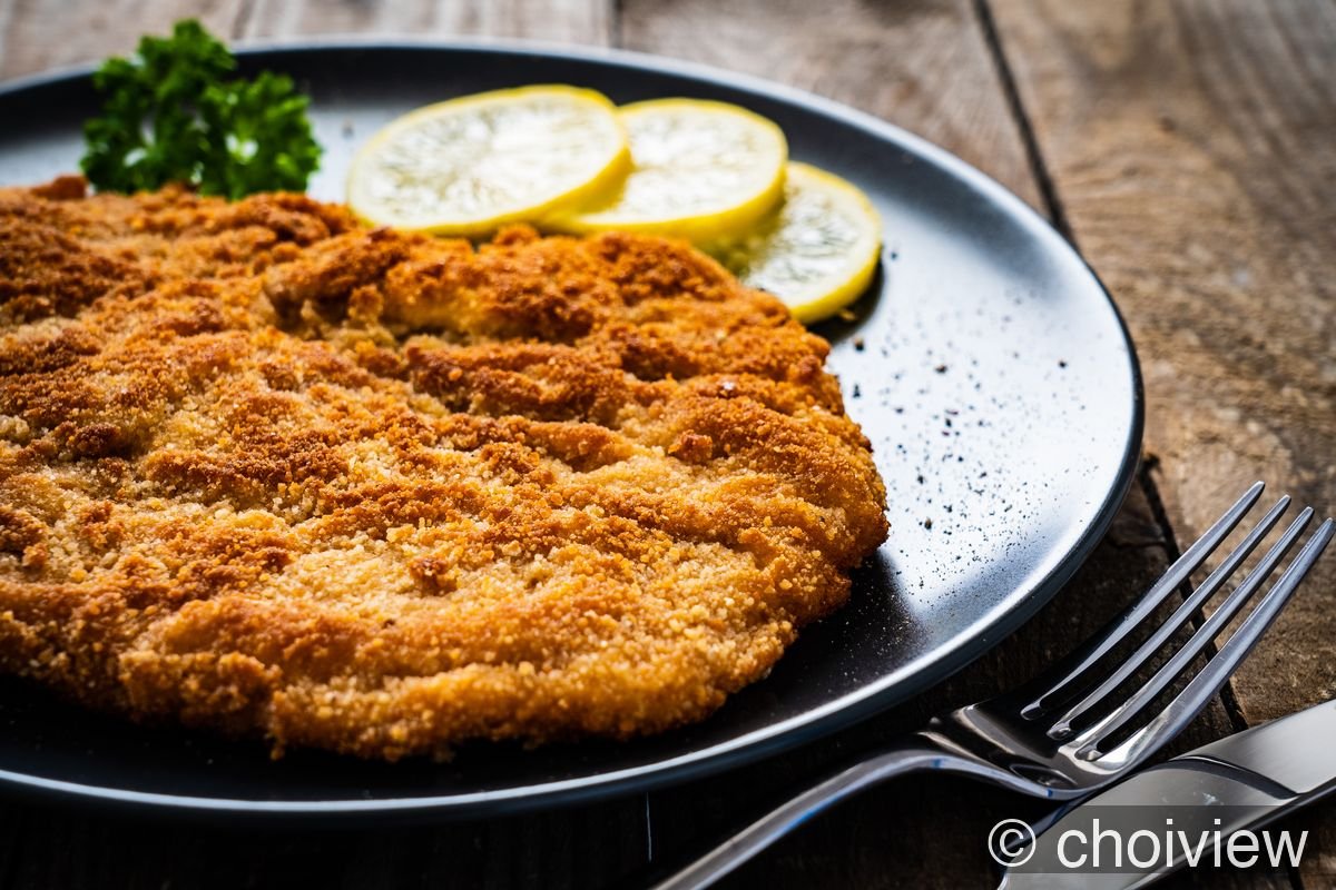 프랑크푸르트 첫날 — 도착, 그리고 유럽의 첫 인상 German schnitzel with lemon on wooden plate