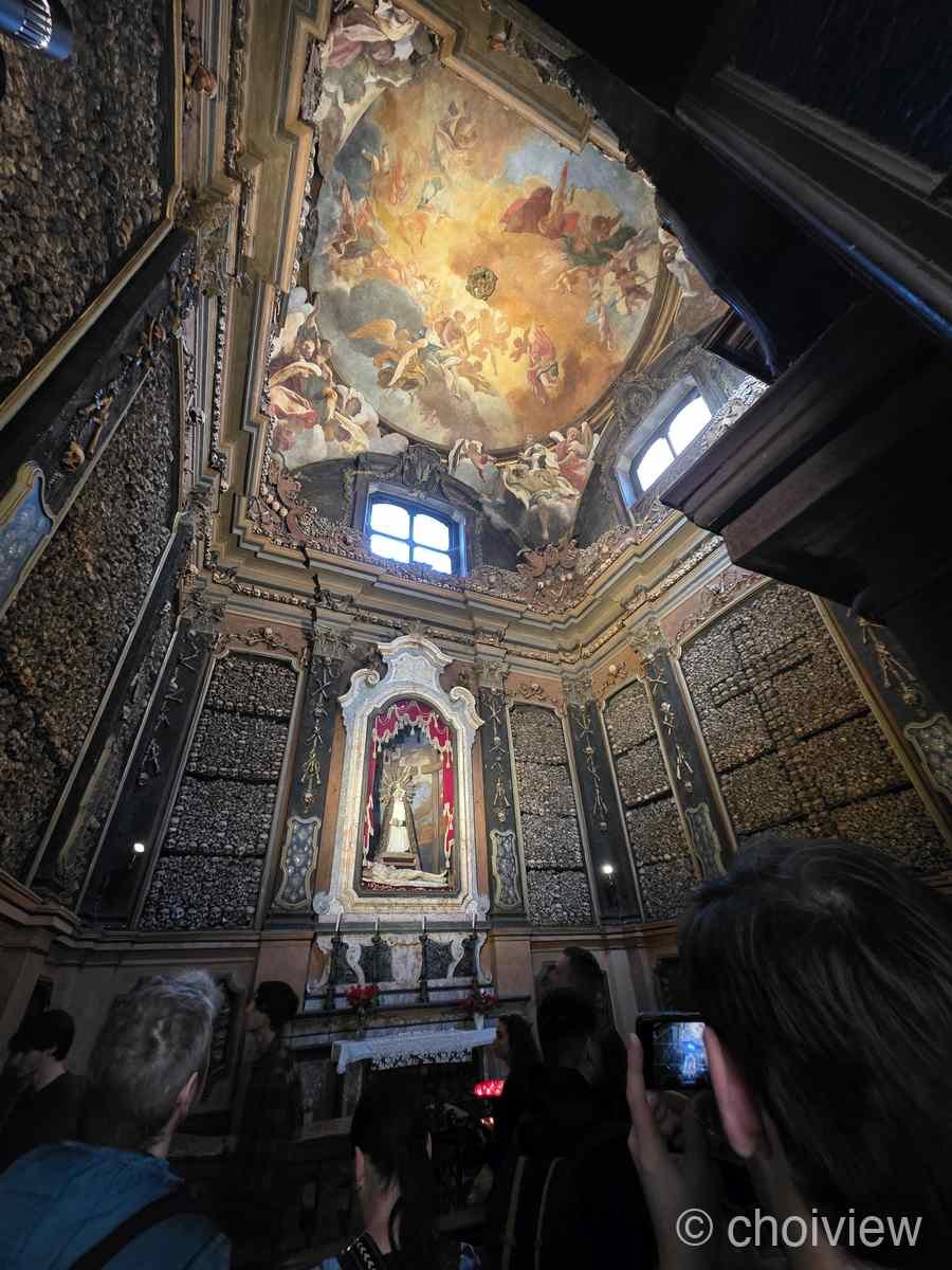 해골 예배당 내부 2