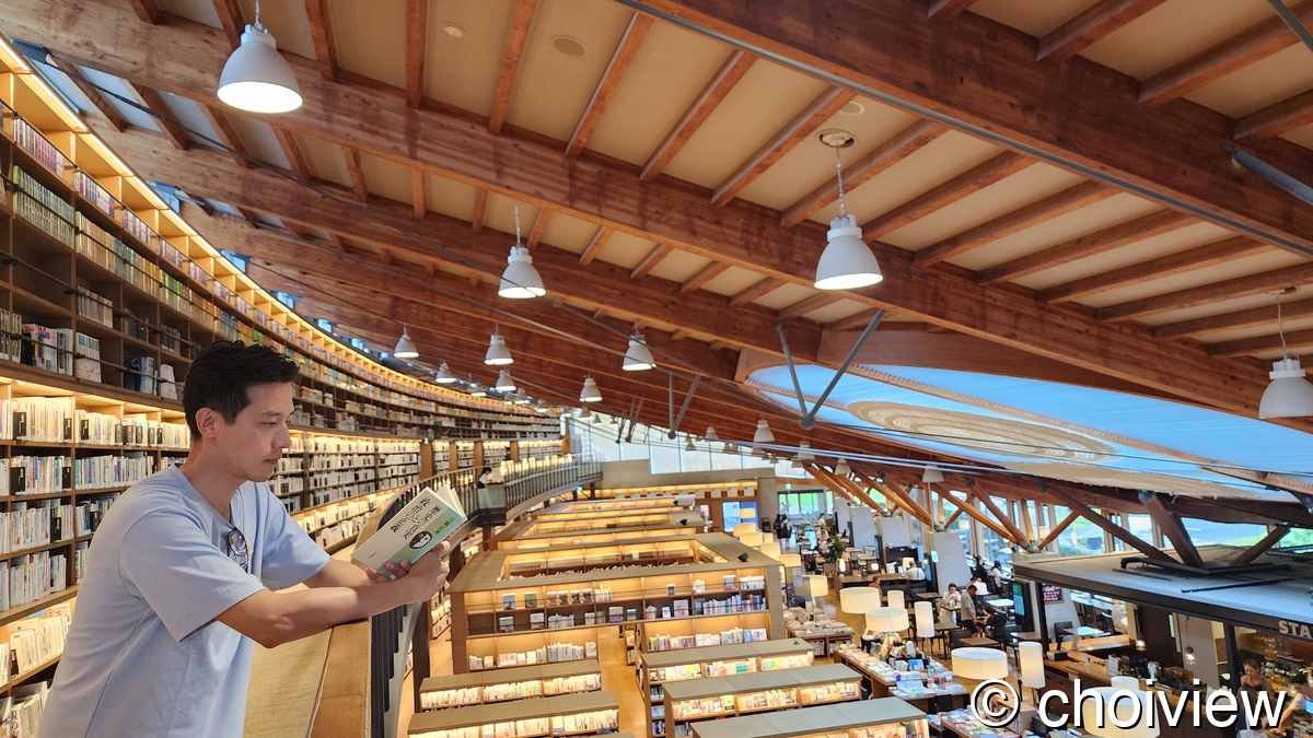 다케오 시립 도서관 내부 - Takeo City Library interior with Tsutaya and Starbucks
